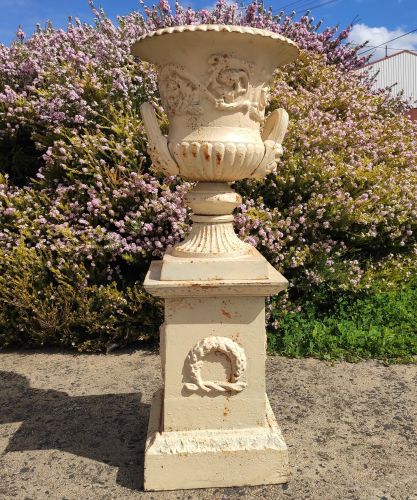 Dorchester urn & base Set Small